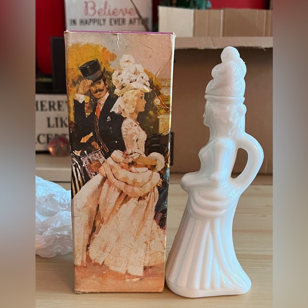 Vintage Avon White Milk Glass Unforgettable Foaming Bath Oil Bottle